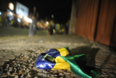 Torcedor abandona bandeira no chão, após eliminação do Brasil -  (crédito: Alexandre Guzanshe/ EM/D.A.Press)