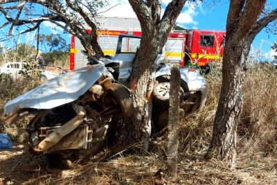 Capotamento termina em tragédia após carro ser arremessado contra árvore em MG -  (crédito: Corpo de Bombeiros/Reprodução)
