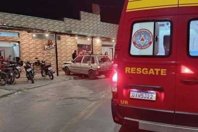 Motorista invade pizzaria e atropela clientes no norte do estado -  (crédito: Corpo de Bombeiros/Reprodução)