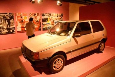 Fiat Uno dado de presente a Adriane Galisteu pelo piloto Ayrton Senna, que foi o primeiro a dirigir o carro, segundo curador da mostra
 -  (crédito: GLADYSTON RODRIGUES/EM/D.APRESS)