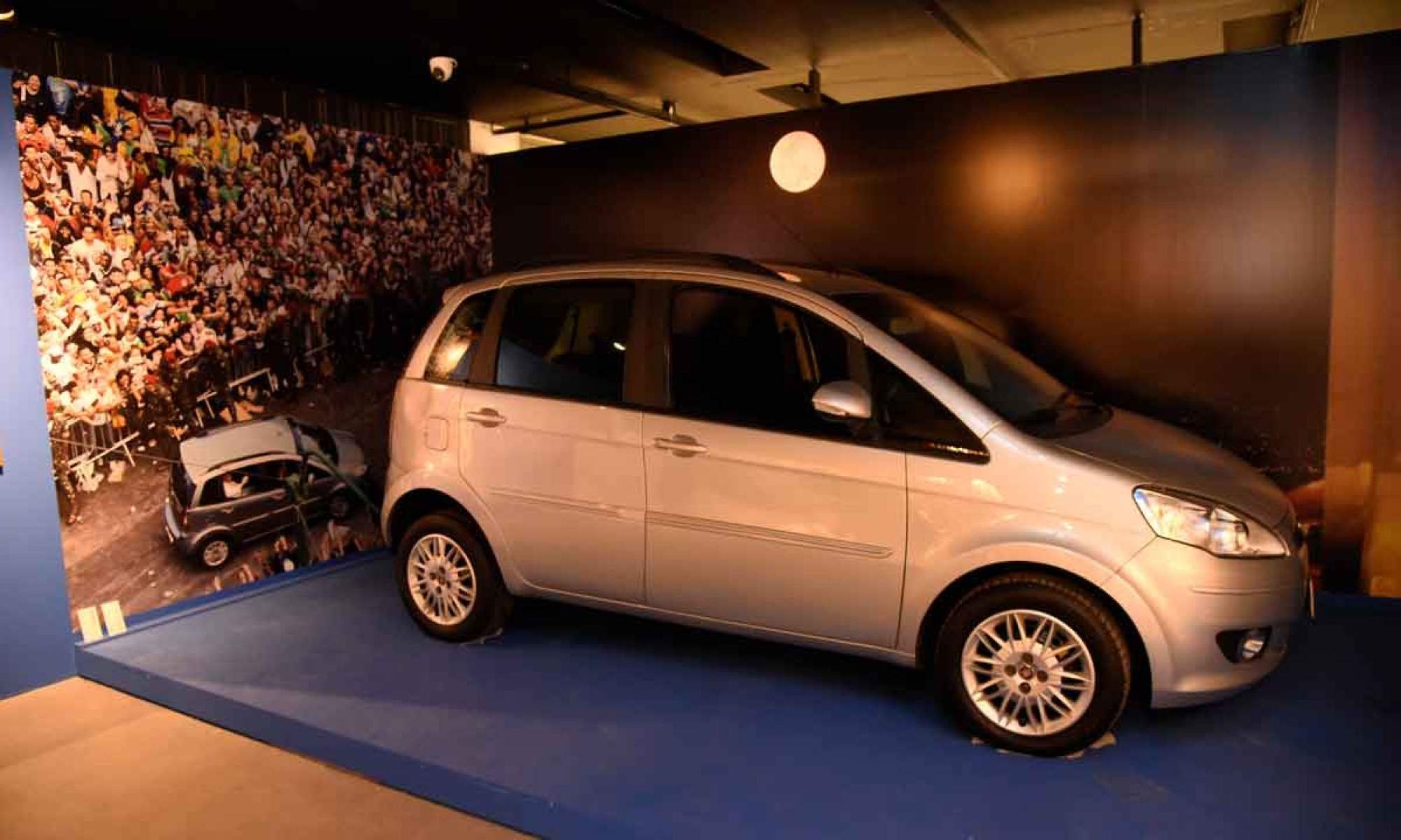 "Cicatrizes" deixadas pelos fi&eacute;is que se aproximaram do Idea utilizado pelo Papa Francisco no Brasil continuam aparentes