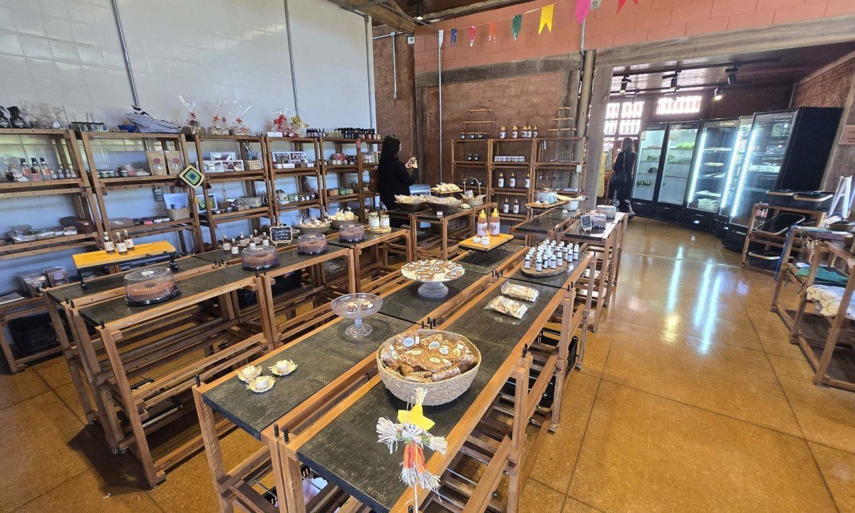 Pequenos artes&atilde;os da comunidade do C&oacute;rrego do Feij&atilde;o tem seus trabalhos expostos no Mercado Ip&ecirc;-Amarelo