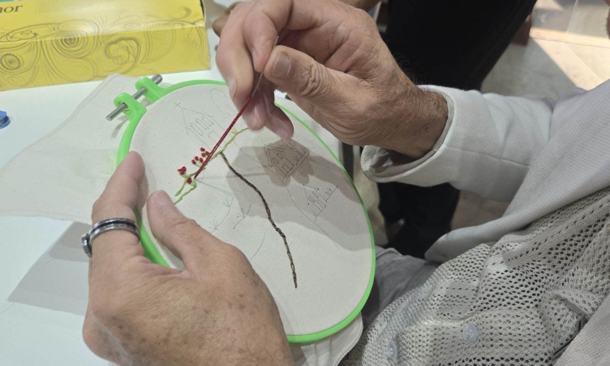 At&eacute; quem n&atilde;o tem jeito com as artes, se rende ao curso das pacientes e habiliosas Bordadeiras da Serra da Moeda
