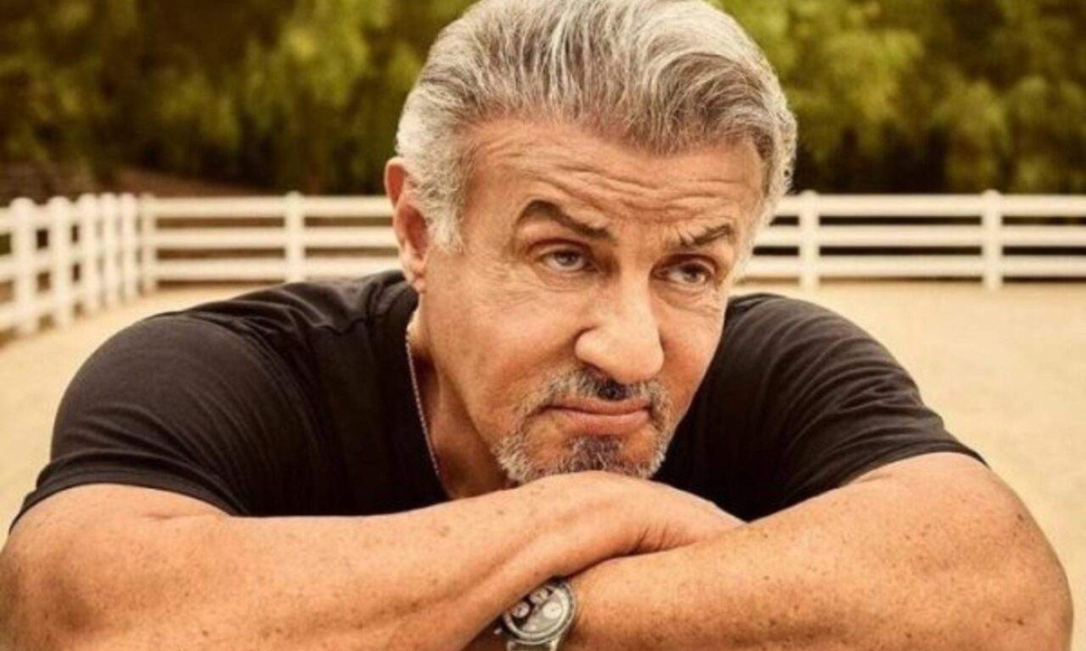 Em 6 de julho de 2026, o ator, roteirista e diretor Sylvester Stallone, um dos maiores nomes do cinema de ação, completa 80 anos. Ao longo de mais de cinco décadas de carreira, marcadas por superação e personagens icônicos, ele se tornou um dos rostos mais conhecidos de Hollywood, conquistando milhões de fãs em todo o mundo.
- (crédito: Reprodução/Netflix)