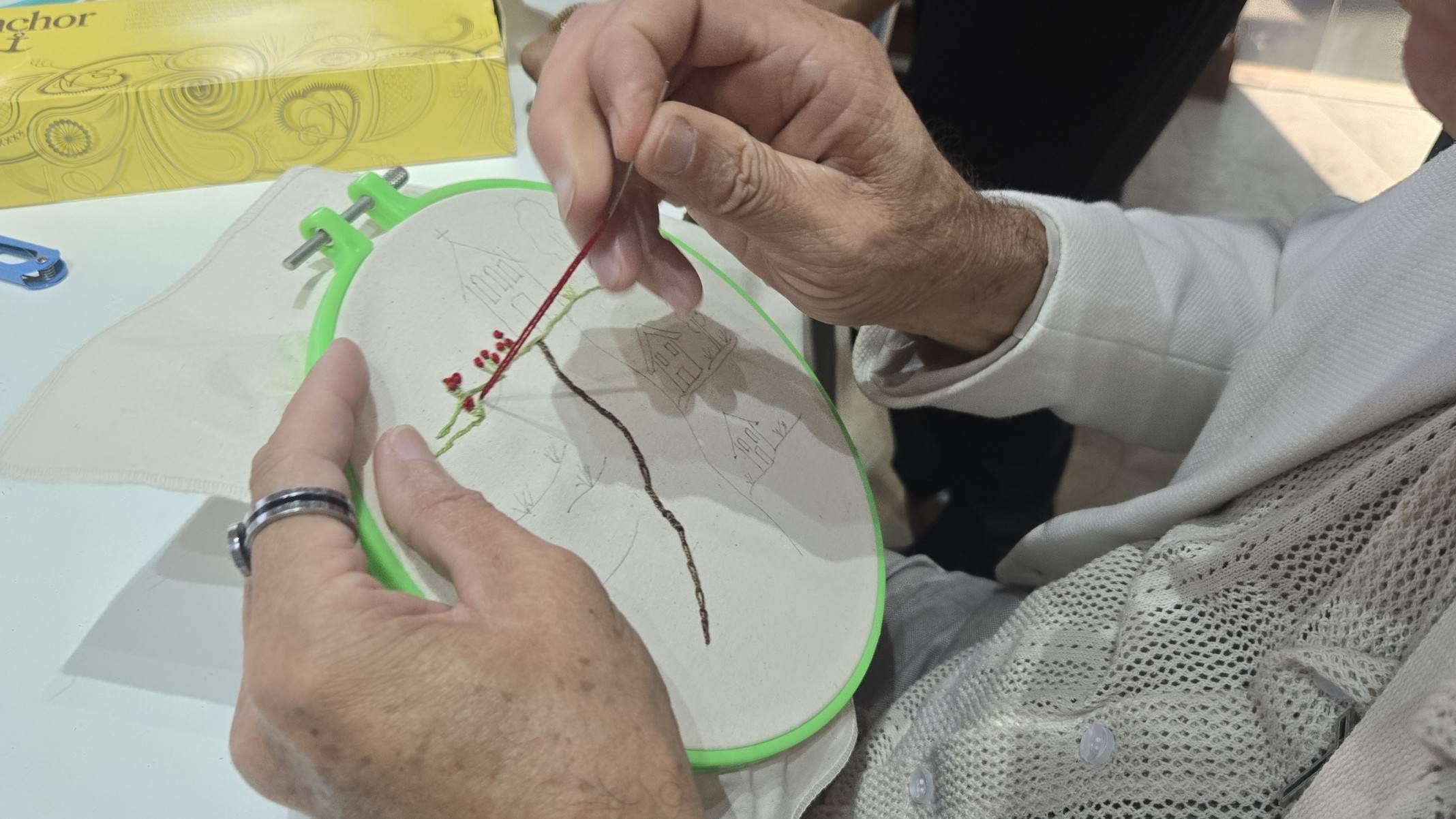 Até quem não tem jeito com as artes, se rende ao curso das pacientes e habiliosas Bordadeiras da Serra da Moeda-Carlos Altman/Em