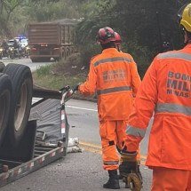 Acidente envolvendo caminhão deixa duas pessoas mortas em rodovia mineira - CBMMG/Divulga&ccedil;&atilde;o