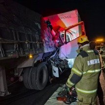 Caminhão bate em carreta, e motorista fica preso às ferragens em Minas - Corpo de Bombeiros/Reprodução