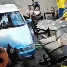 Adolescente atropela torcedores durante jogo do Brasil e deixa feridos - Câmera de segurança/Reprodução