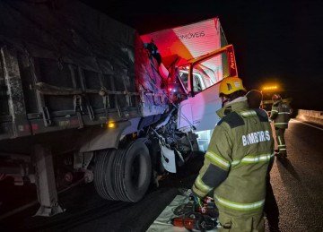 Após ser retirada do veículo, a vítima apresentava suspeita de fratura no membro inferior direito -  (crédito: Corpo de Bombeiros/Reprodução)