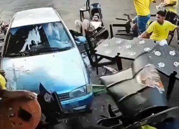 Acidente aconteceu no último domingo, em Patrocínio -  (crédito: Câmera de segurança/Reprodução)