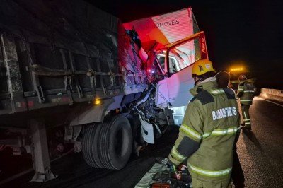 Após ser retirada do veículo, a vítima apresentava suspeita de fratura no membro inferior direito -  (crédito: Corpo de Bombeiros/Reprodução)