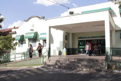 Técnica em enfermagem trabalha na Santa Casa de Formiga (MG) e terá conduta avaliada pela instituição -  (crédito: Santa Casa de Formiga/Divulgação)