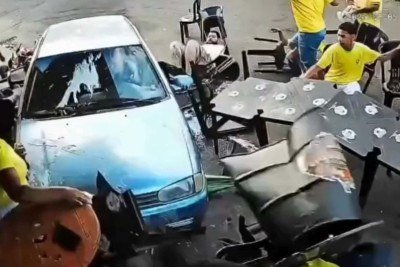 Acidente aconteceu no último domingo, em Patrocínio -  (crédito: Câmera de segurança/Reprodução)