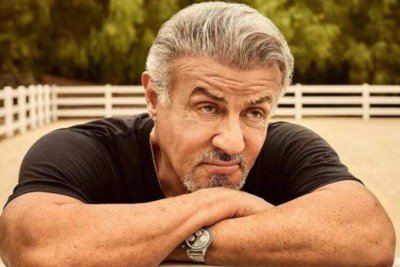 Em 6 de julho de 2026, o ator, roteirista e diretor Sylvester Stallone, um dos maiores nomes do cinema de ação, completa 80 anos. Ao longo de mais de cinco décadas de carreira,  marcadas por superação e personagens icônicos, ele se tornou um dos rostos mais conhecidos de Hollywood, conquistando milhões de fãs em todo o mundo.
 -  (crédito: Reprodução/Netflix)