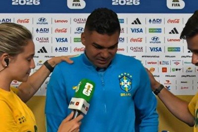 Casemiro foi às lágrimas depois que Fernanda Gentil pediu que ele mandasse um recado para crianças brasileiras tristes após a eliminação -  (crédito: CazéTV)