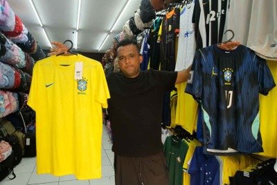 Proprietário de loja de roupas e acessórios, Rubens de Souza pôs em liquidação as camisas da Seleção, na esperança de que ainda haja 'um pouco de procura'
 -  (crédito: Jair Amaral/EM/D.A Press)