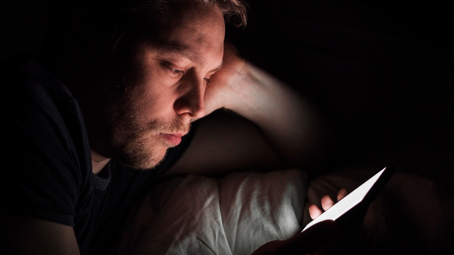 'Doomscrolling': o que é o hábito compulsivo de consumir notícias ruins e como se proteger - Freepik
