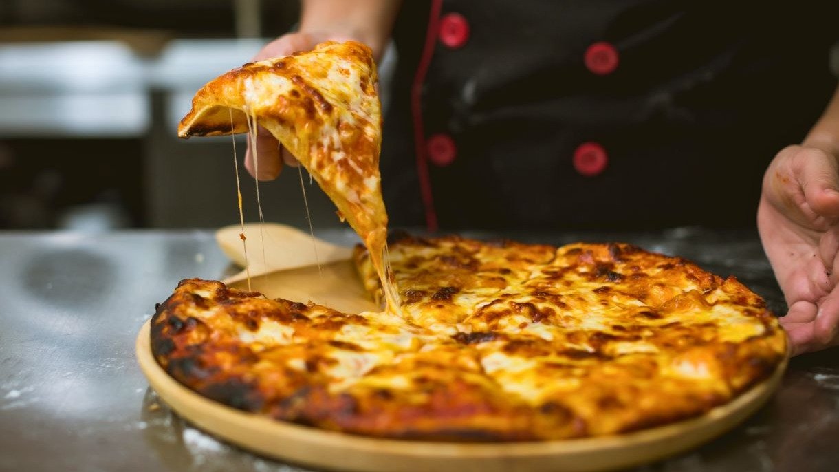 A pizza, terceiro item mais pedido por delivery no interior do Brasil, celebra seu dia com expans&atilde;o no setor de pizzarias. -  (crédito: FreePik)
