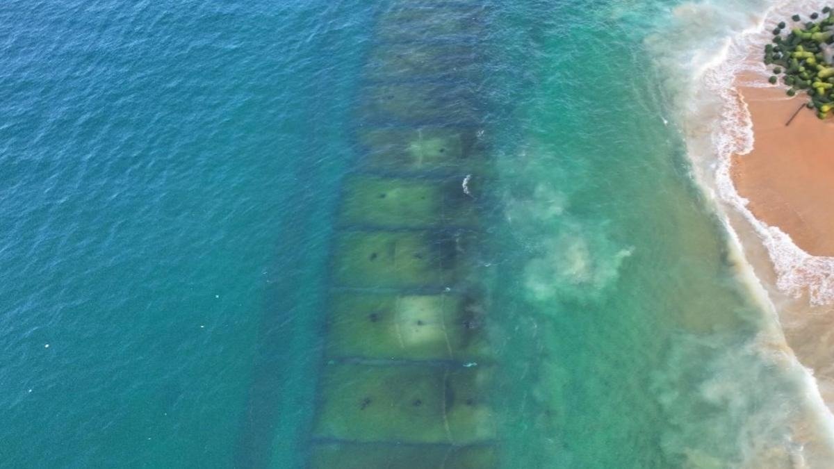 Geotubos submersos atuam como barreiras "invis&iacute;veis" para mitigar a eros&atilde;o costeira, protegendo a faixa de areia e preservando a paisagem. -  (crédito: Acervo especial)