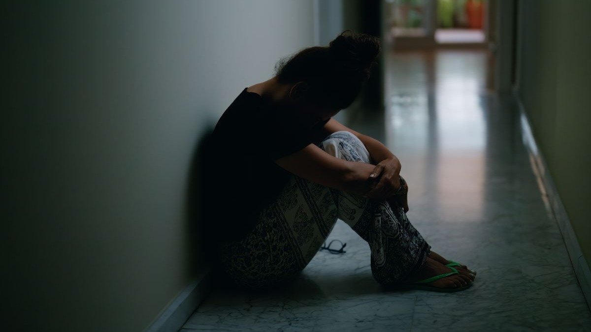 Pessoas que testemunham viol&ecirc;ncia extrema podem sofrer adoecimento psicol&oacute;gico, manifestando ang&uacute;stia e isolamento, como na imagem. -  (crédito: Freepik)