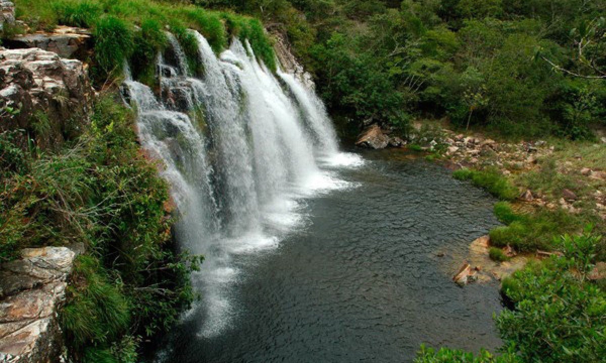 Na Cachoeira da Gruta, em Delfin&oacute;polis, a natureza revela um dos cen&aacute;rios mais encantadores da Serra da Canastra       