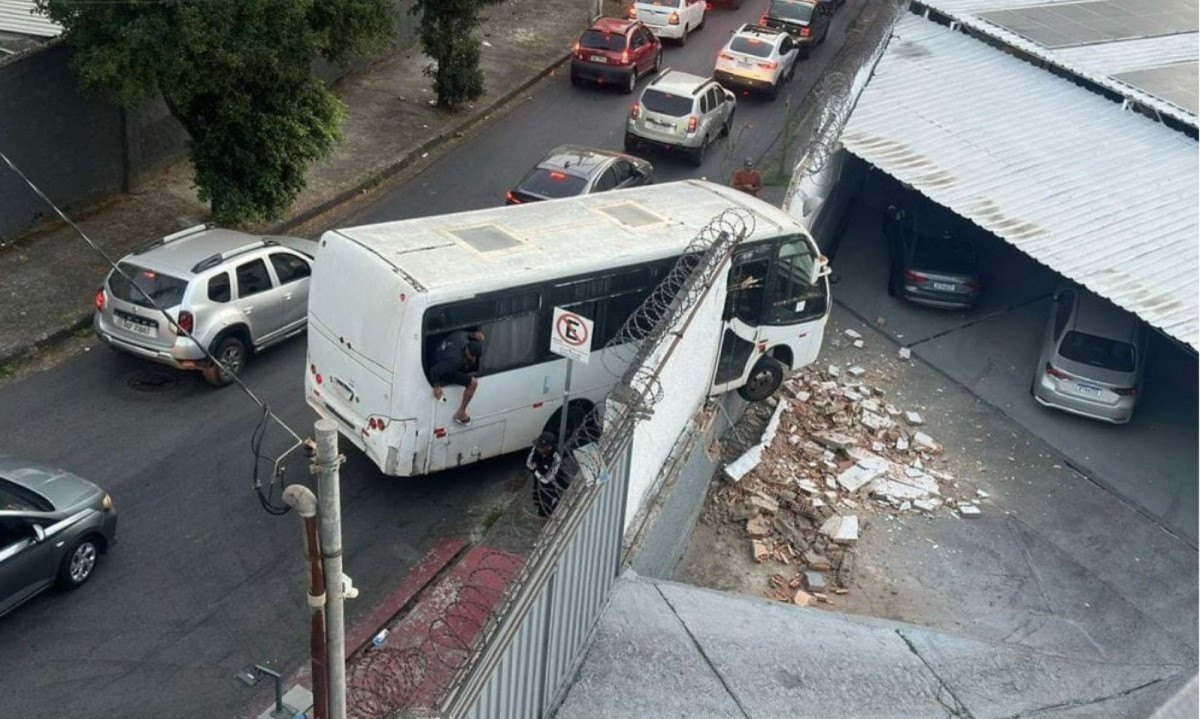 Micro-ônibus bate em muro de lote no Bairro Jardim América, na Região Oeste de BH, na manhã desta terça-feira (7/7)-CBMMG/Divulgação