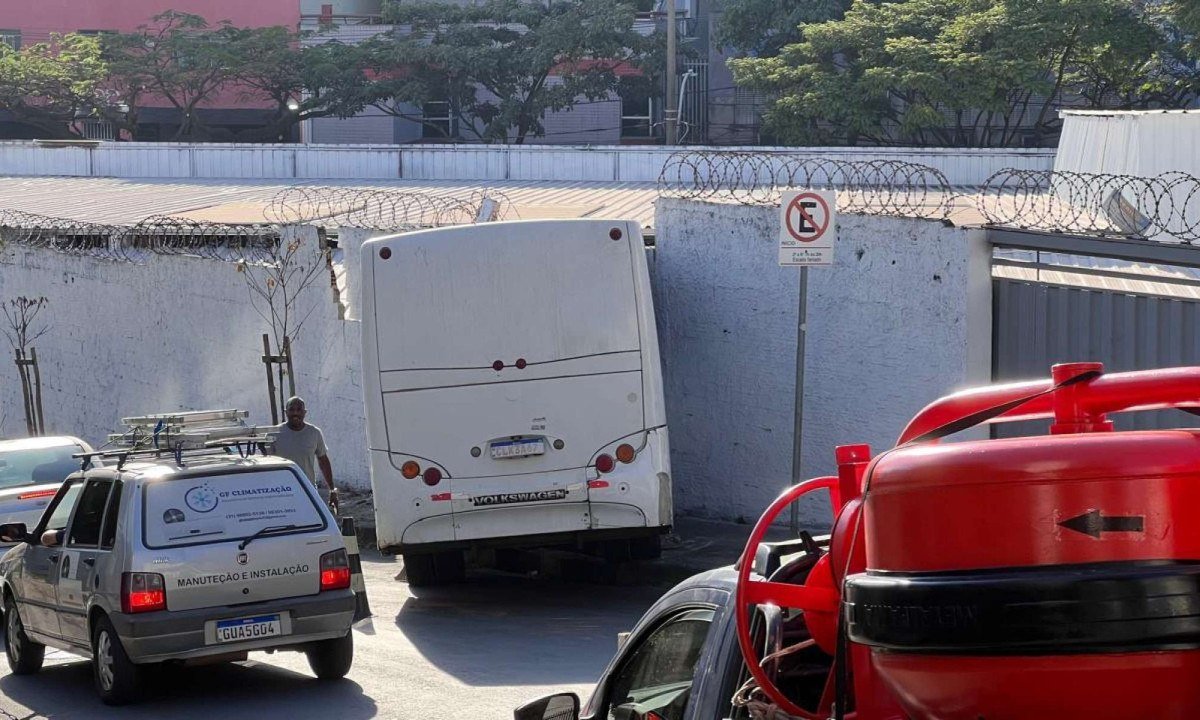 Micro-ônibus bate em muro e passageiros saem pelas janelas em BH-Edesio Ferreira/EM