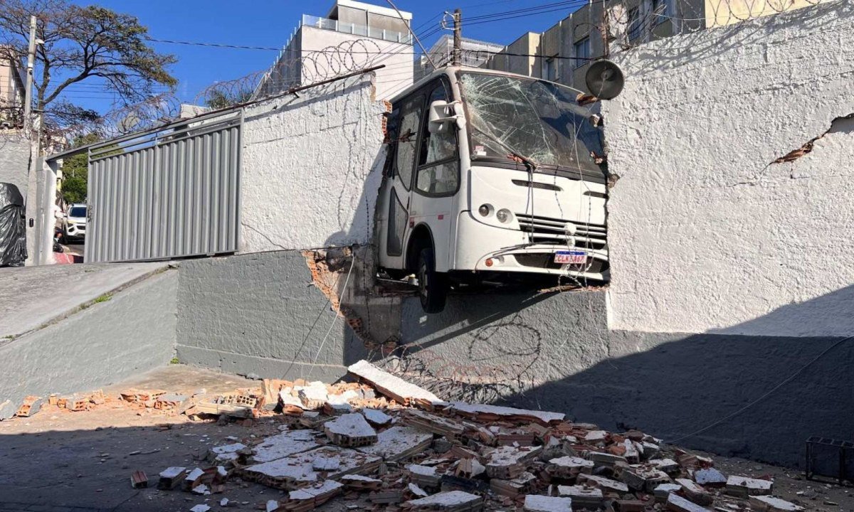 Micro-ônibus bate em muro e passageiros saem pelas janelas em BH-Edesio Ferreira/EM
