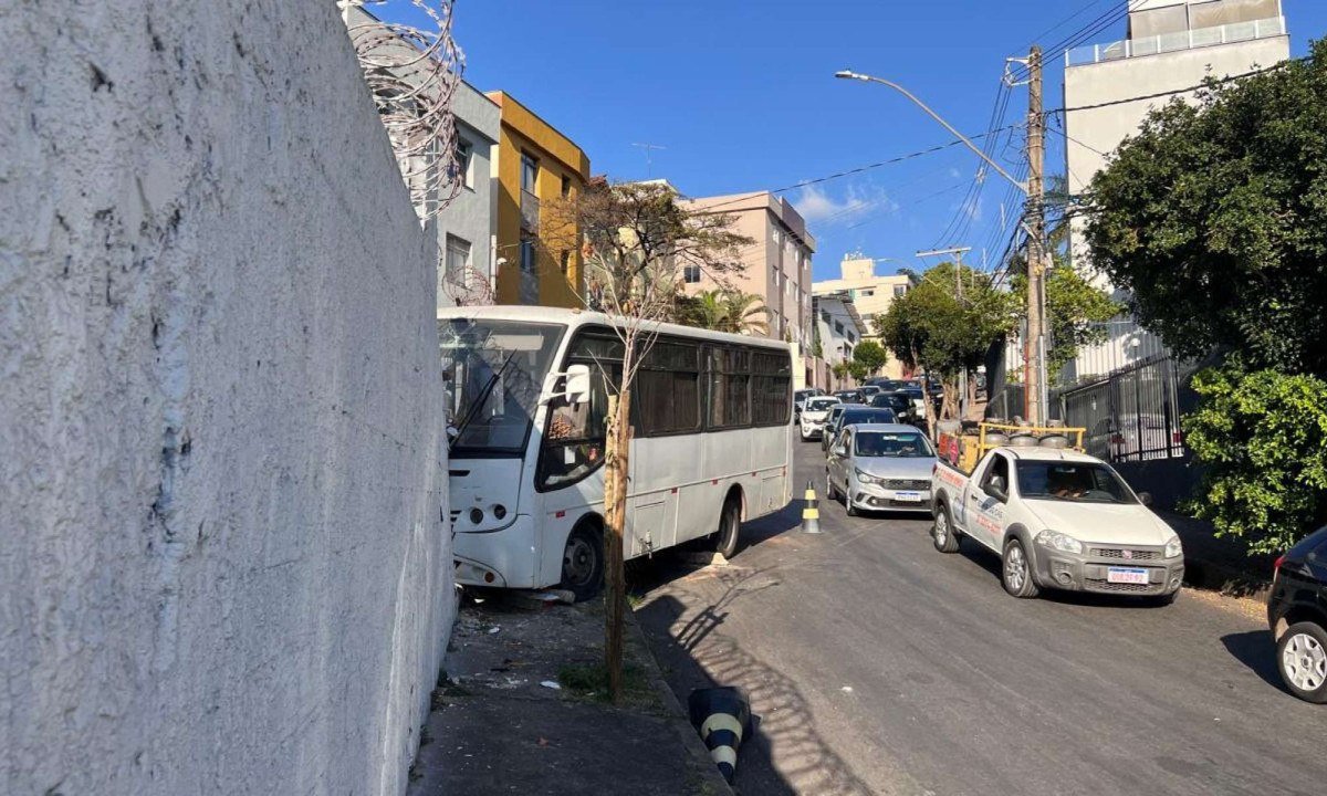 Micro-ônibus bate em muro e passageiros saem pelas janelas em BH-Edesio Ferreira/EM