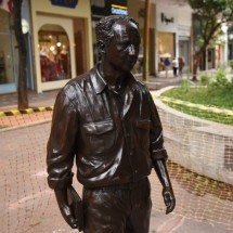 Estátua de Roberto Drummond volta à Savassi após sete meses - Gladyston Rodrigues/EM/DA.Press