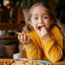 Seu filho pede comida o tempo todo nas férias? Pode não ser fome - Freepik