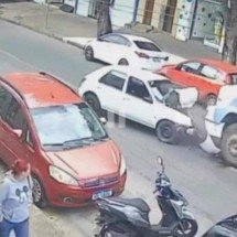 Vídeo: motorista invade contramão em BH, bate em caminhão e fica ferida - Reprodução/Câmeras de segurança