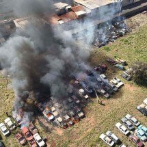 Vídeo: incêndio em pátio destrói 28 veículos em Uberlândia - Corpo de Bombeiros 