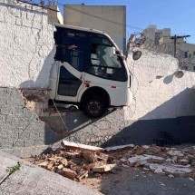 BH: micro-ônibus bate em muro e passageiros saem pelas janelas; veja fotos - Edesio Ferreira/EM