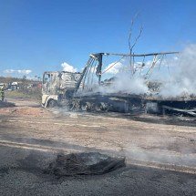 MG: carreta carregada com óleo vegetal pega fogo na BR-262 - CBMMG