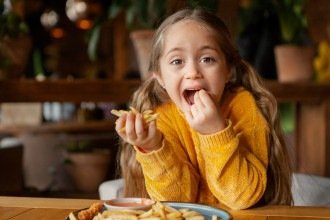 Seu filho pede comida o tempo todo nas férias? Pode não ser fome
