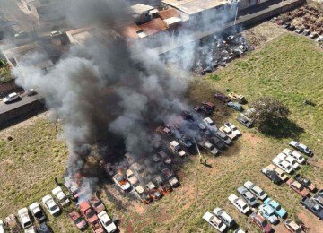 Os militares demoraram duas horas para controlar as chamas que destruíram 28 veículos   -  (crédito: Corpo de Bombeiros )