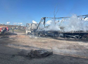 Carga de óleo escorreu pela pista e bloqueou o tráfego -  (crédito: CBMMG)