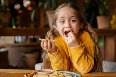 O cérebro aprende rapidamente a associar determinados alimentos ao bem-estar e ao alívio do desconforto causado pelo tédio -  (crédito: Freepik)