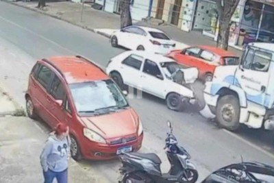 Mulher fica ferida ao bater de frente com caminhão em rua do Bairro Cardoso, na Região do Barreiro, em BH -  (crédito: Reprodução/Câmeras de segurança)