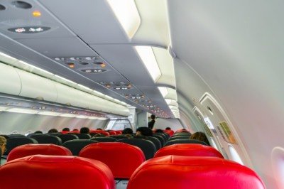 Durante a viagem, o organismo precisa se adaptar a mudanças de pressão, baixa umidade do ar e longos períodos de imobilidade -  (crédito: Freepik)