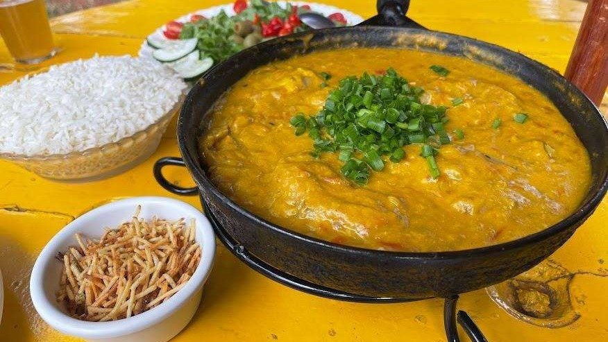 A tradicional culin&aacute;ria mineira, com o frango com ora-pro-n&oacute;bis, &eacute; um dos destaques gastron&ocirc;micos de Sabar&aacute;, perto de Belo Horizonte. -  (crédito: Yaya Souza)
