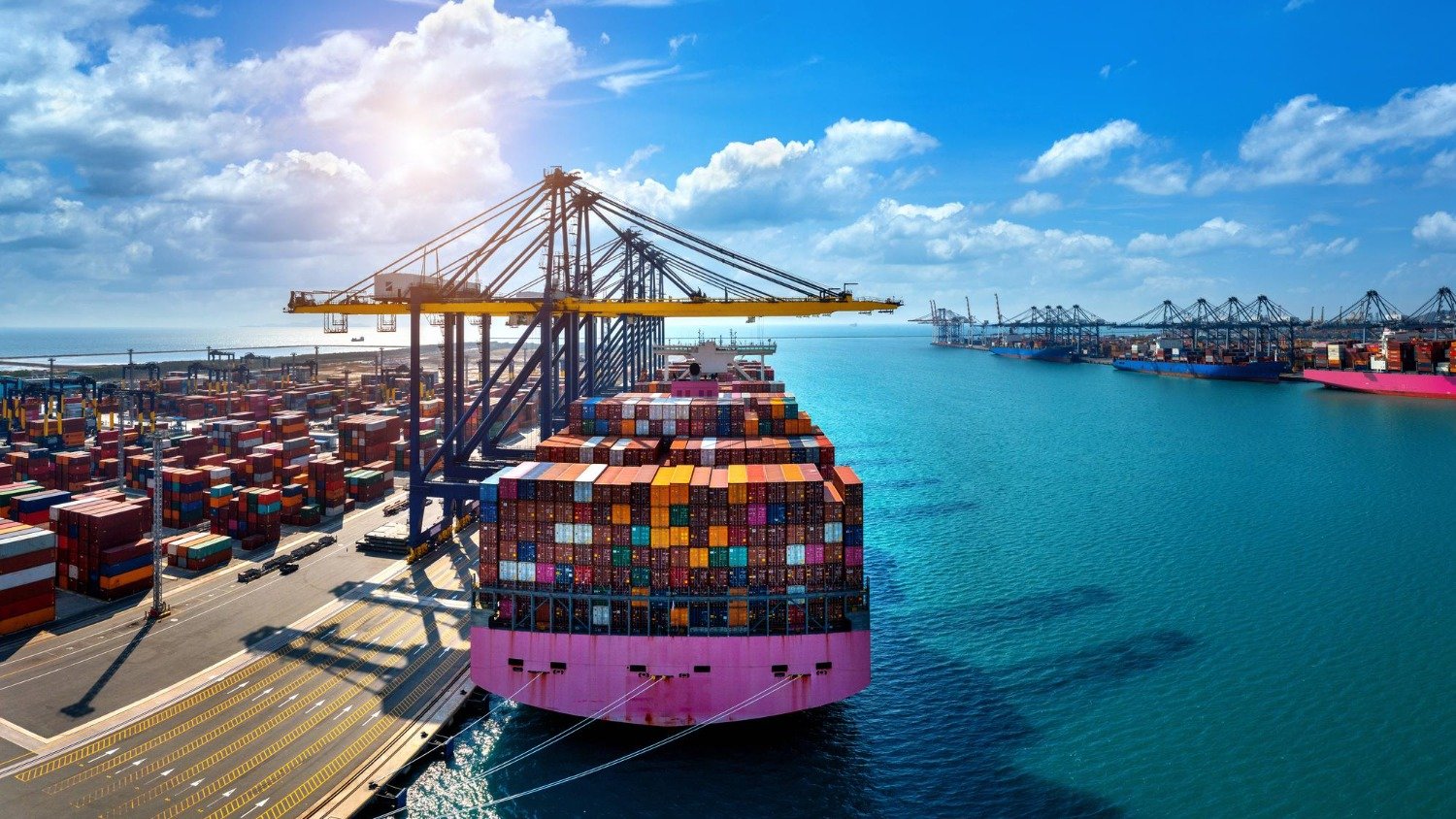 Navios de carga movimentam exporta&ccedil;&otilde;es e importa&ccedil;&otilde;es, refletindo o fluxo comercial de Minas Gerais com a China. -  (crédito: Freepik)