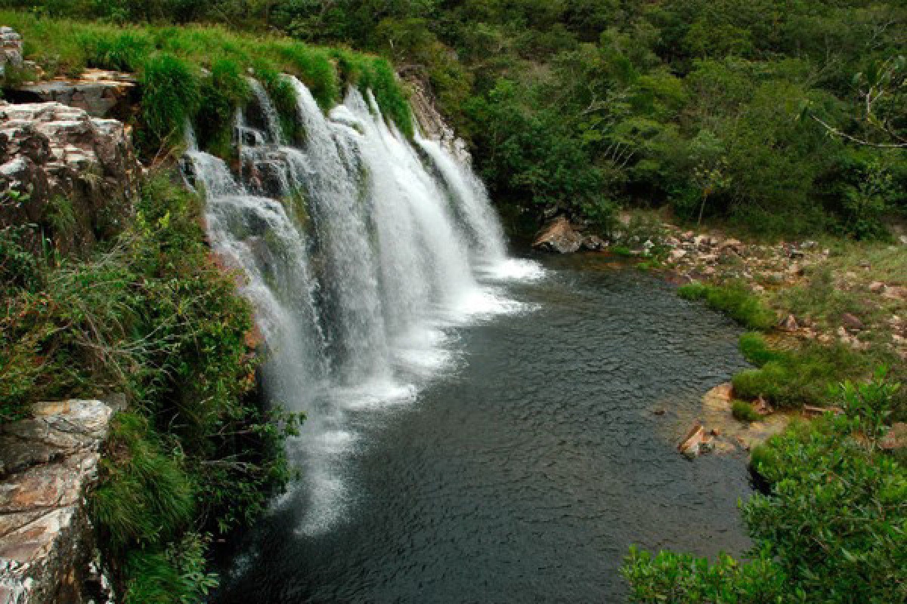 Na Cachoeira da Gruta, em Delfinópolis, a natureza revela um dos cenários mais encantadores da Serra da Canastra
      - campingcasadepedra.com.br/Divulgação