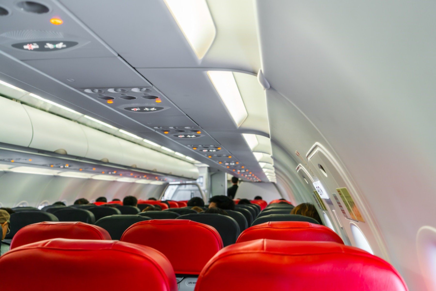 Viagem de avião: o que acontece com seu corpo durante um voo longo?