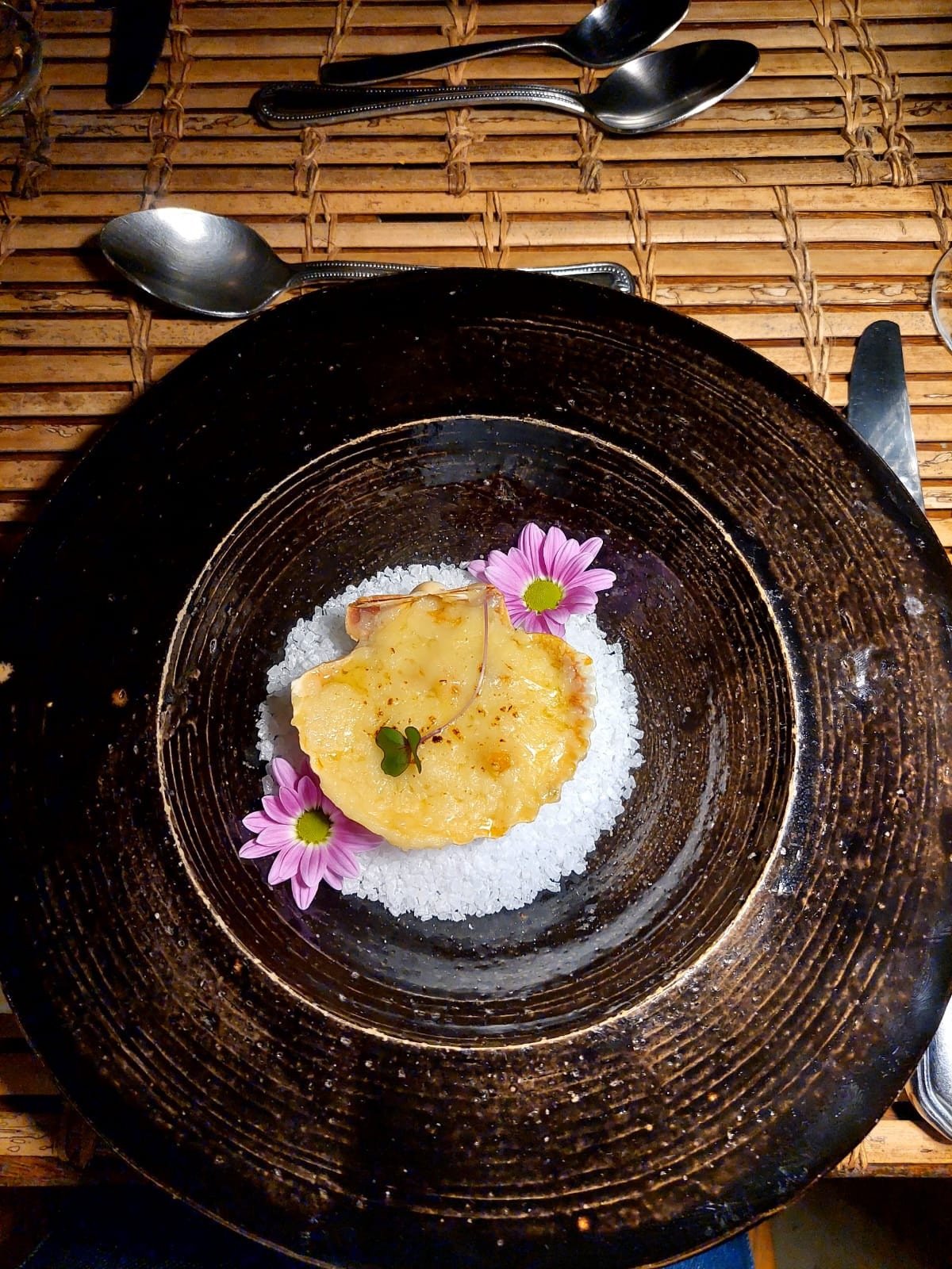 Camarão gratinado ao molho suave de gorgonzola, servido dentro de uma concha-Ana Luiza Soares/EM/D.A Press