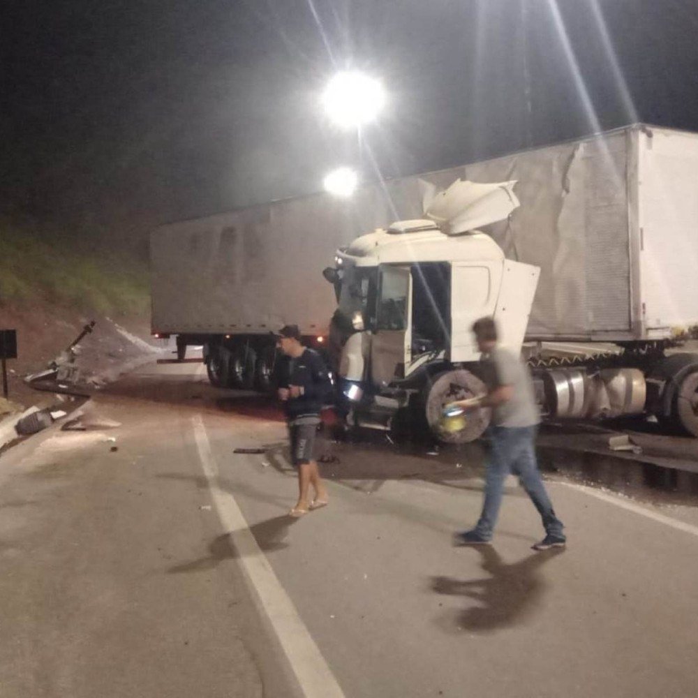 Carreta perde controle, bate em mureta e interdita a BR-381