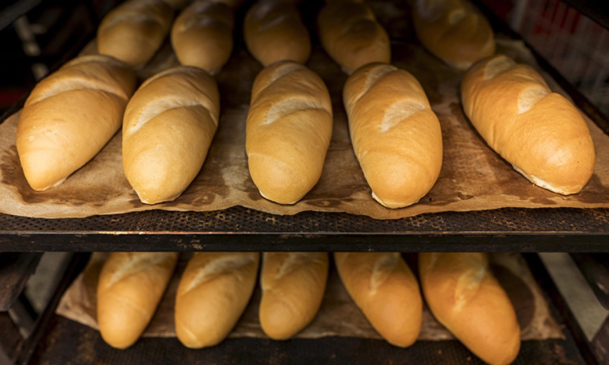 Desde 2001, é proibido no Brasil o uso de bromato de potássio no preparo dos pães. A substância, que faz o pão inchar, é considerada nociva à saúde e foi muito criticada pelos consumidores, que percebiam os pães grandes, mas menos pesados, e mais esfarelados na hora da refeição. - (crédito: freepik)