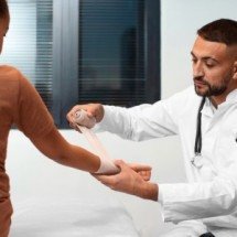 Negligenciar queixa de dor eleva o risco de dores crônicas na vida adulta -  Freepik/Magnific