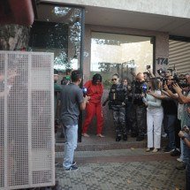 Diarista suspeita de matar idosos deixa prédio sob gritos de 'assassina' - Alexandre Guzanshe/EM/D.A Press